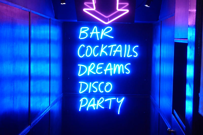 cocktail and dreams neon sign